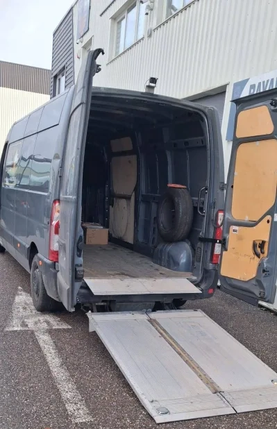 Manutention au transpalette dans le fourgon